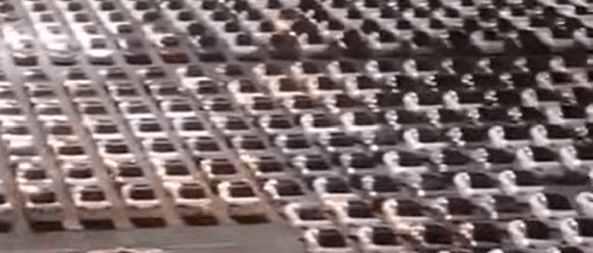 Soleiðis sær út tá hundraðtals Tesla bilar verða dagførdir í senn