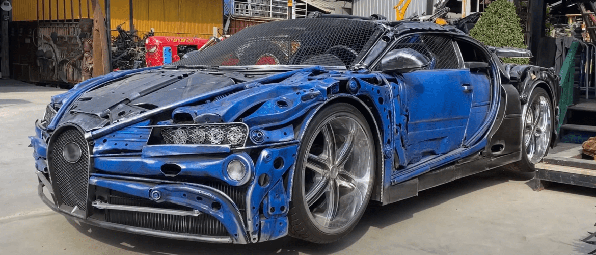 Bugatti Chiron og ein 9 metur høgur Transformers úr ruskjarni.
