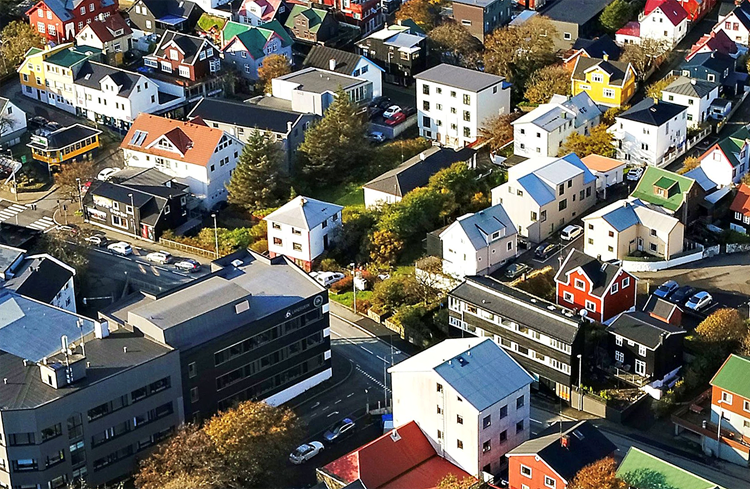 Parkeringshús til 150 bilar við Bøkjarabrekku