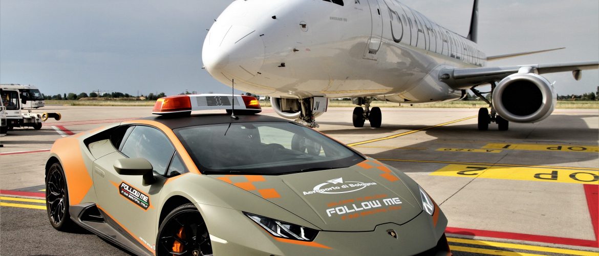 Lamborghini á flogvøllinum í Bologna