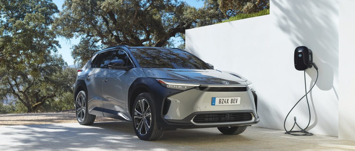 Sólpanel á takinum á Toyota BZ4X