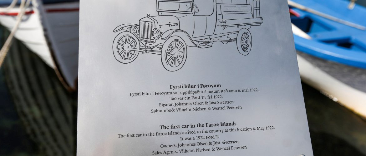 Minnismerki um fyrsta bilin avdúkað á Kongabrúnni