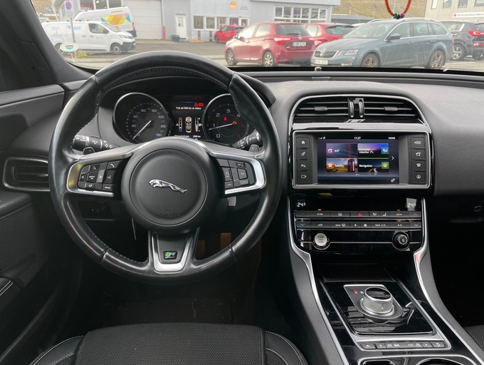 2017 Jaguar XE 2.0i R-Sport