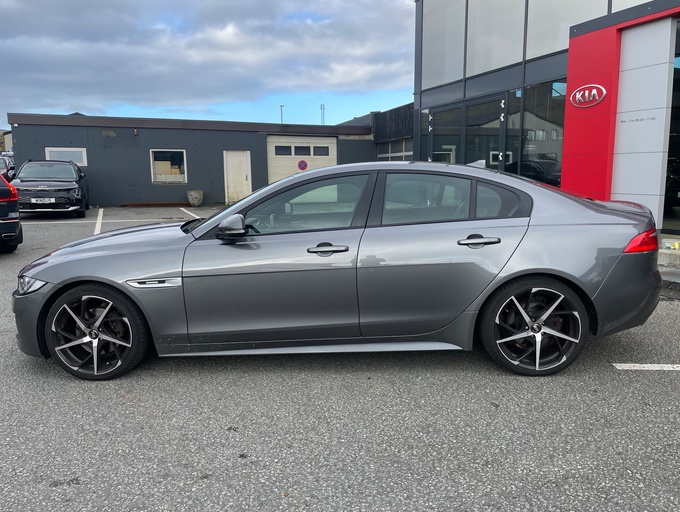 2017 Jaguar XE 2.0i R-Sport