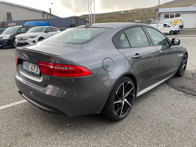 2017 Jaguar XE 2.0i R-Sport