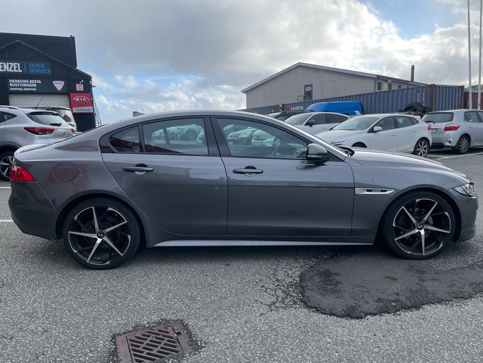 2017 Jaguar XE 2.0i R-Sport