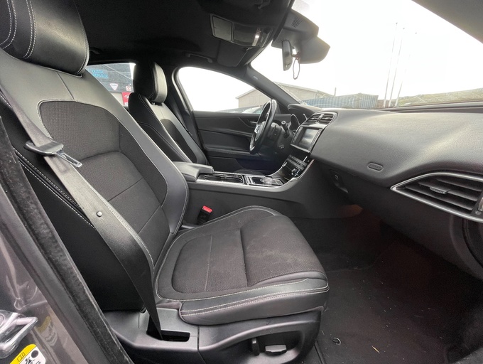 2017 Jaguar XE 2.0i R-Sport